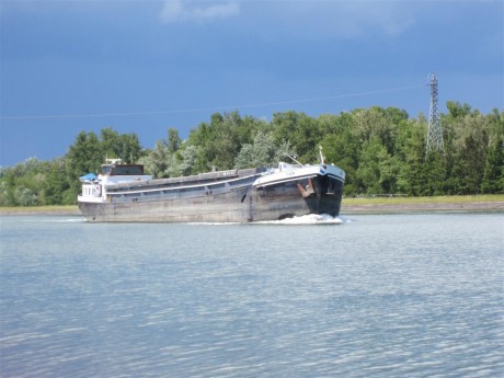 Une péniche sur le Rhin sous un ciel menaçant