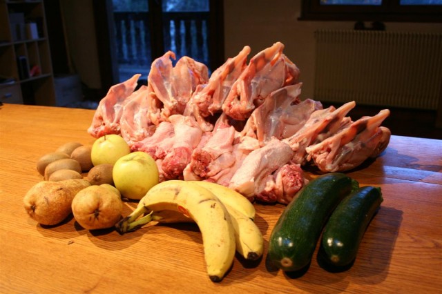 Carcasses et cous de coqs/poulets et fruits/légumes